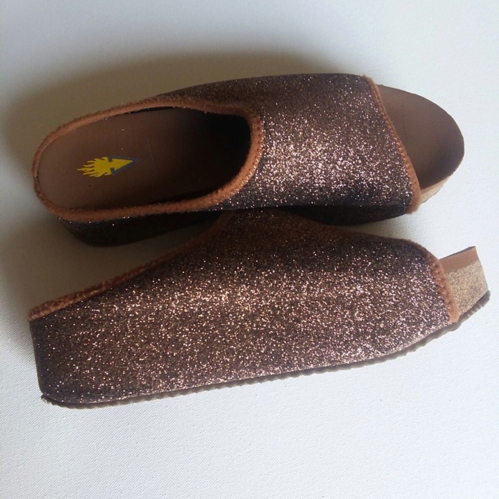 Volatile women’s sandals